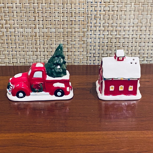 🎄🌟HP🌟NWOB Set Christmas Red Truck & Barn Ceramic Salt & Pepper Shakers - Picture 2 of 7